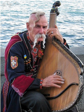 bandura_typical-ukrainian-musical-instruments